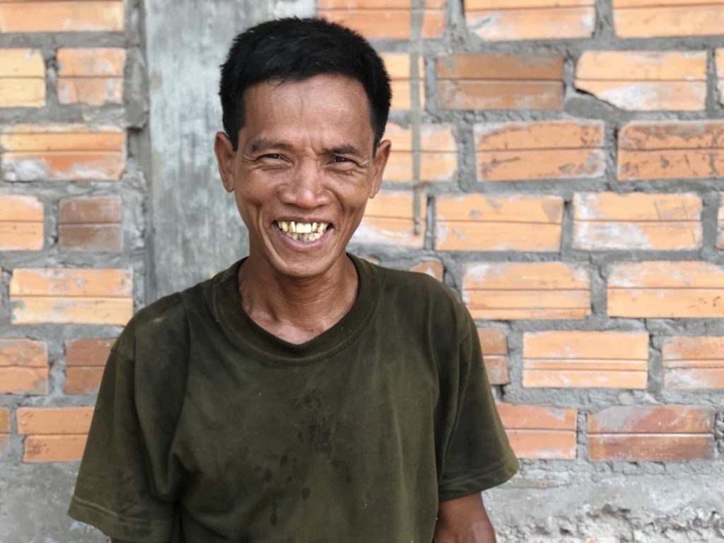 LOYLOYのカンボジアの男性職人